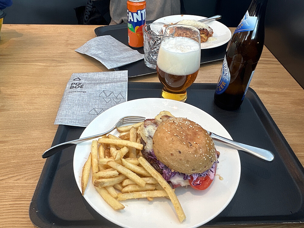 Vinterferiens dyreste lunsj ble inntatt her på Piz Boé. Men flott sted med fin utsikt da.