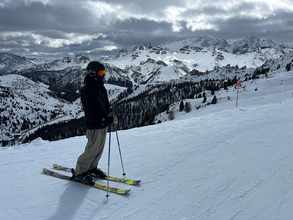 Vegard med Marmolada, områdets høyeste fjell, i bakgrunnen.