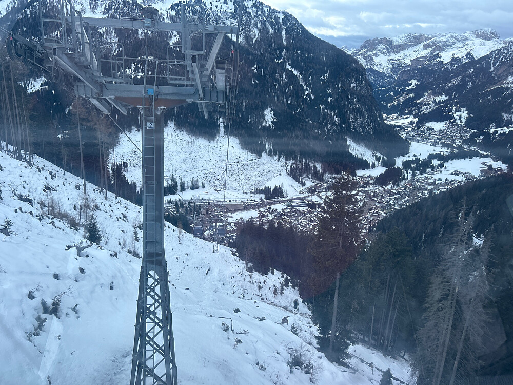 Her skulle jeg jo tatt skiløypa ned til Canazei igjen, men jeg orket ikke siden jeg var temmelig mør i beina. Jeg avsluttet skikjøringen og tok heller en kaffe nede i byen mens Vegard holdt på i en park oppe på fjellet. Han kjørte forøvrig helt ned til Cnazei igjen.