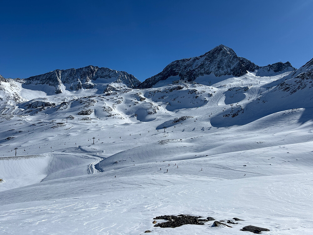 Jeg gikk opp til en liten haug etter lunsj og satt meg ned for å nyte utsikten litt vekk fra løypene.
