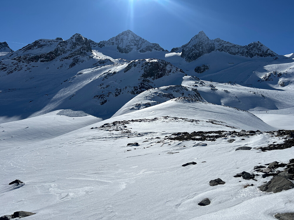 Utsikt fra haugen min opp til fjell litt over 3300 moh.