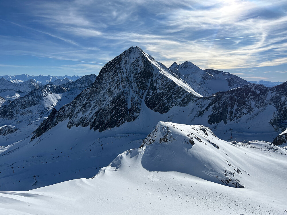 En saktegående stolheis opp mot Wildspitze og utsikt til Schaufelspitze på 3332 moh.
