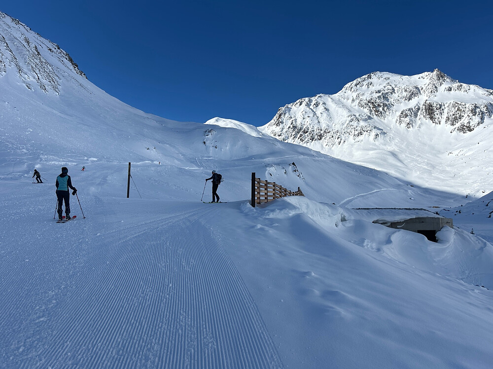 Bildet er tatt fra den lange løypa "Wilde Grube". De to nærmeste bruker den til rando og går oppover.