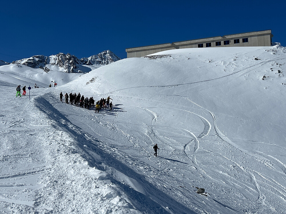 Underlig skue: En stor gruppe til fots på vei nedover med truger.