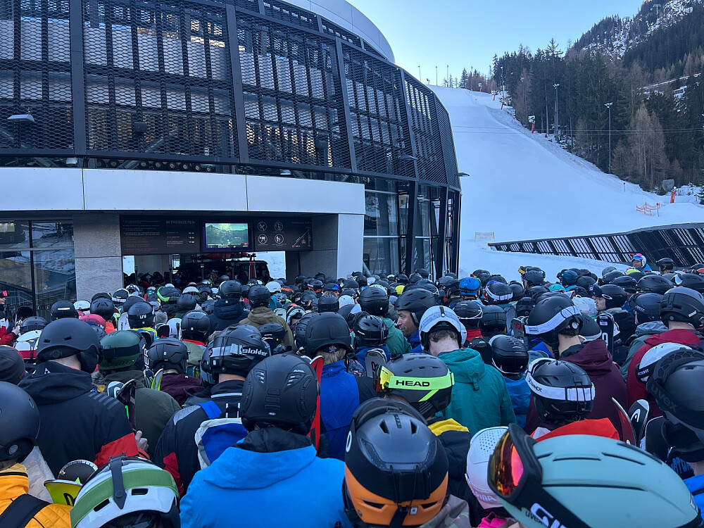 Den verste heiskøen i hele ferien opplevde jeg på vei inn i første gondol opp fra Ischgl til fjellet. Jeg likte meg ikke her.