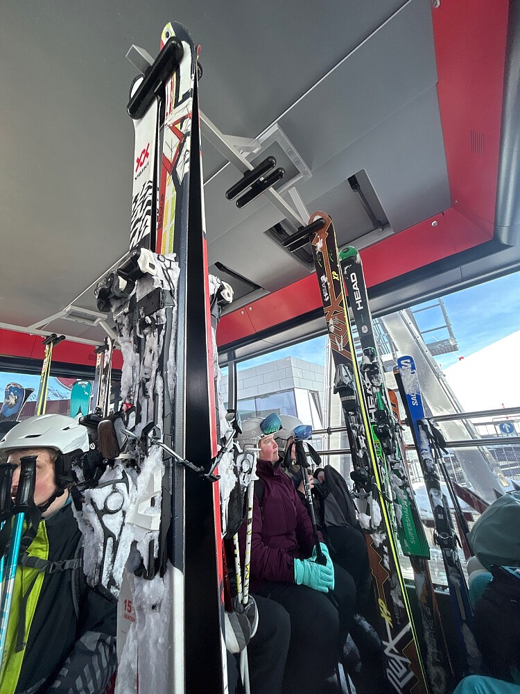 Bildet er tatt fra gondolen mot Piz Val Gronda. Snedig oppheng for skiene.