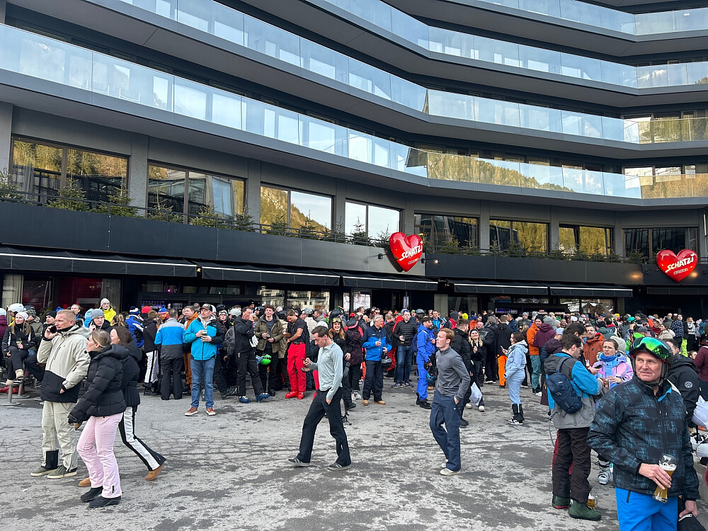 Som nevnt liker turistene i Ischgl å stå tett: Herfra såkalt afterski med øl eller vinglass i hånda. Vi kjørte rett ned til Landeck etter skikjøringen og slappet av på hotellet.