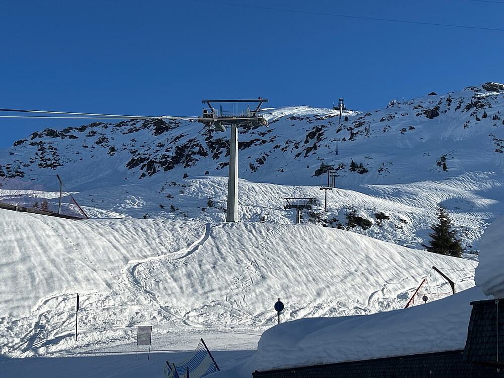 Her sitter Vegard og jeg og venter 15-20 minutter på at heisen fra St. Christoph til Galzig skal åpne kl. 08:45.