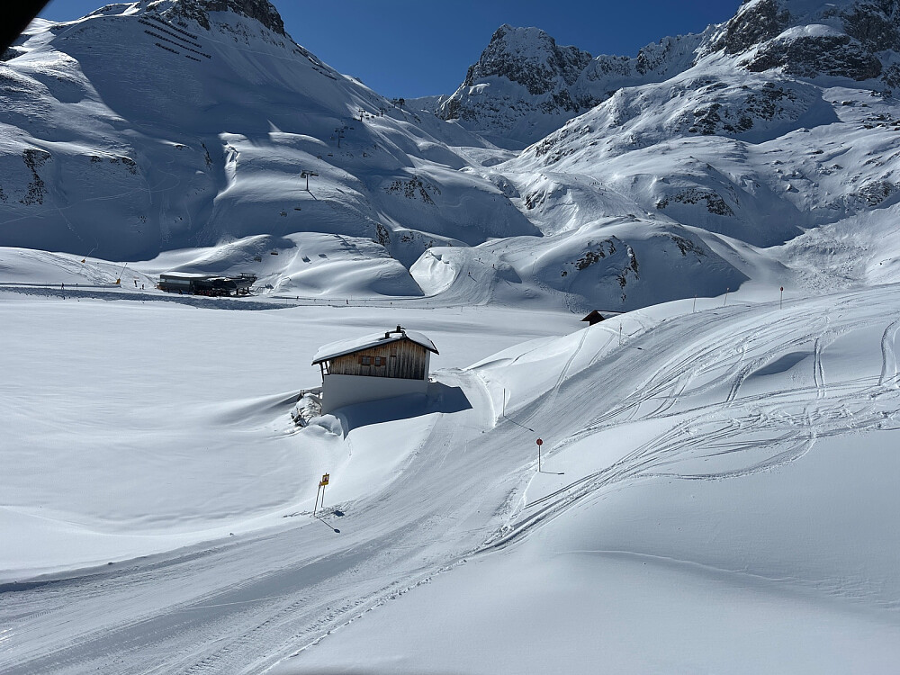 Her var det fint. Jeg sitter i stolheisen på vestsiden av Zürs på vei mot Madlochjoch og en lang skiløype ned til Lech.
