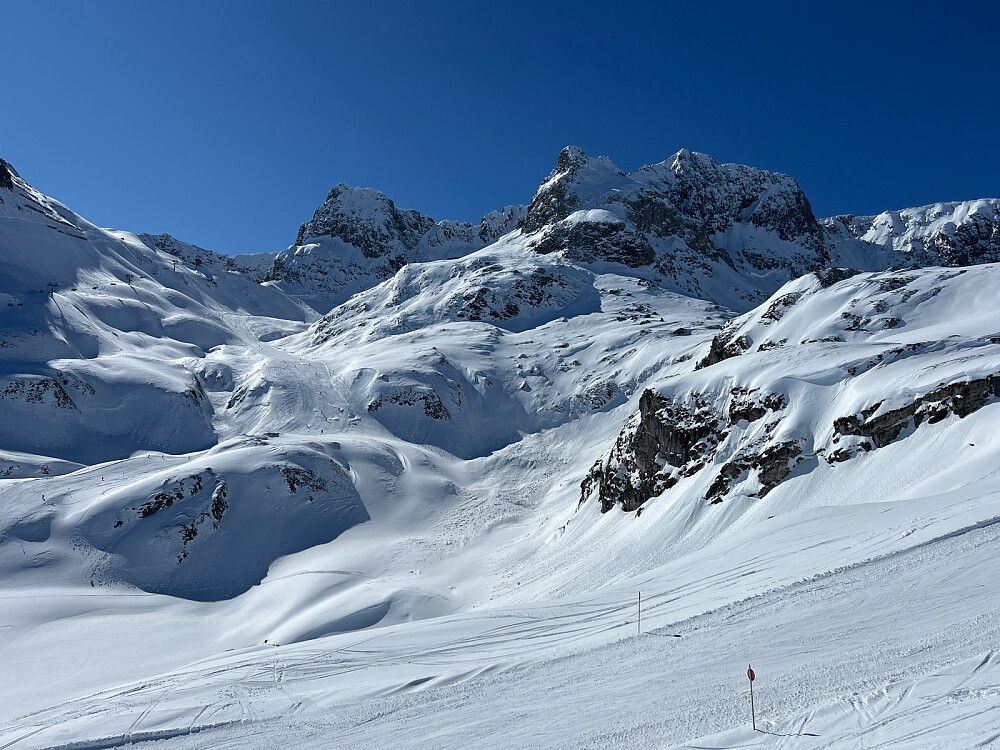 Fortsatt i stolheisen på vestsiden av Zürs på vei mot Madlochjoch.