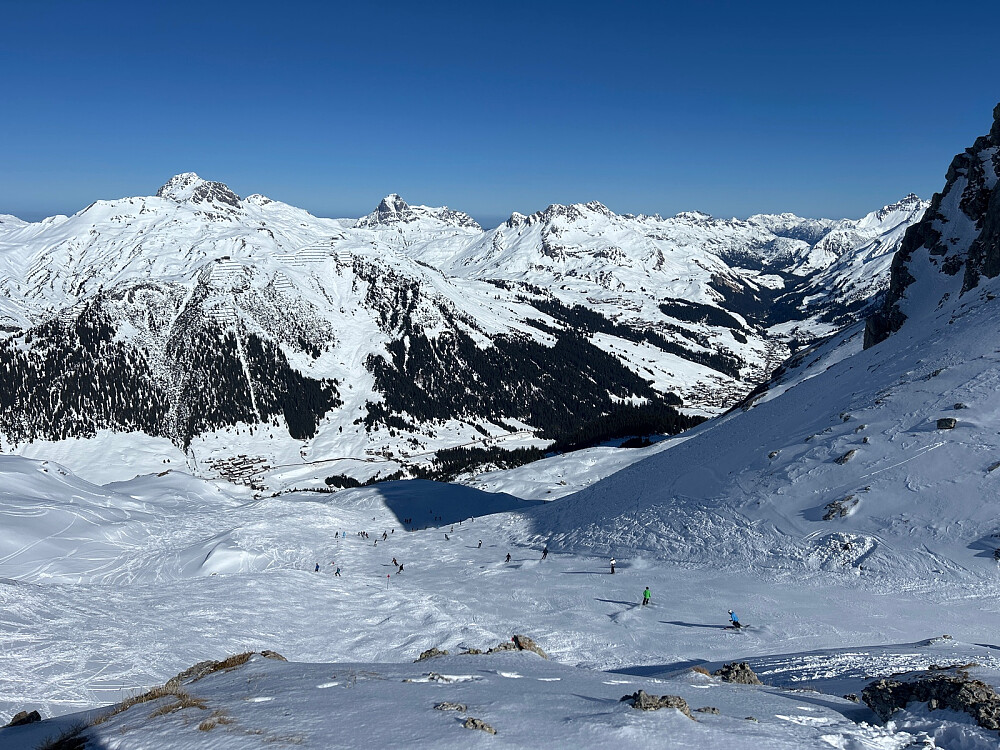 Lang skiløype ned mot Lech hvor bebyggelsen ses litt til høyre i bildet.