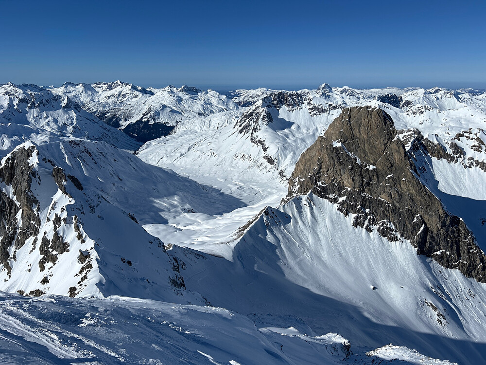 Utsikt fra Valluga og nordvestover mot området mellom Zürs og Lech hvor jeg var tidligere på dagen.