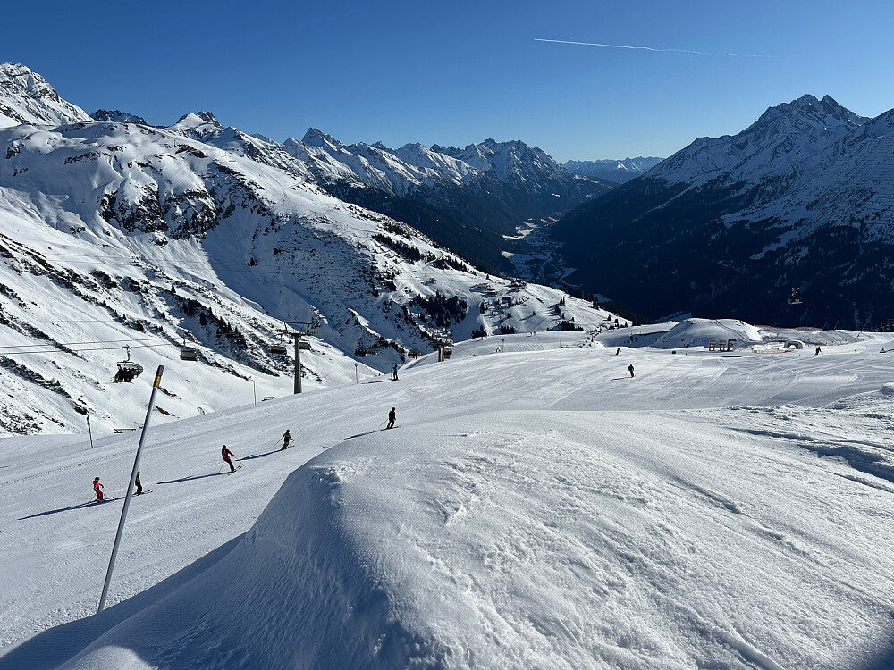 Utsikt fra toppvarden på Galzig ned mot St. Anton som ligger til høyre i dalen.