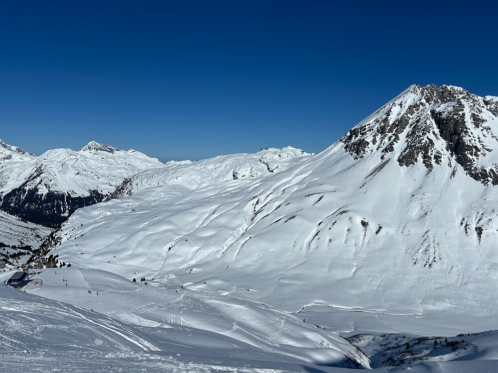 Her har jeg havnet på østsiden av Zürs fordi jeg trodde det var veien mot Lech, men på ski er det bedre å dra vestover fra Zürs, som jeg også etterhvert gjorde.