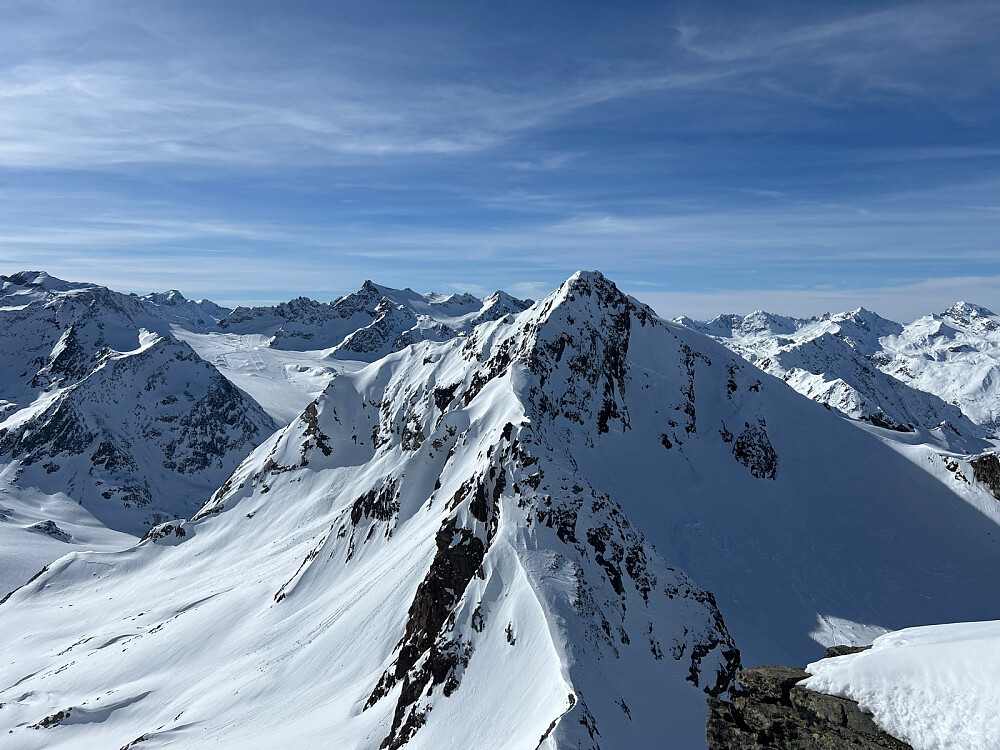 Litt usikker på denne, men tror nærmeste fjell er Linker Fernerkogel på 3278 moh, og så er det løyper og heisinstallasjoner i Pitztal til venstre. Bildet er tatt ved toppen av Tiefenbachbahn på 3249 moh.