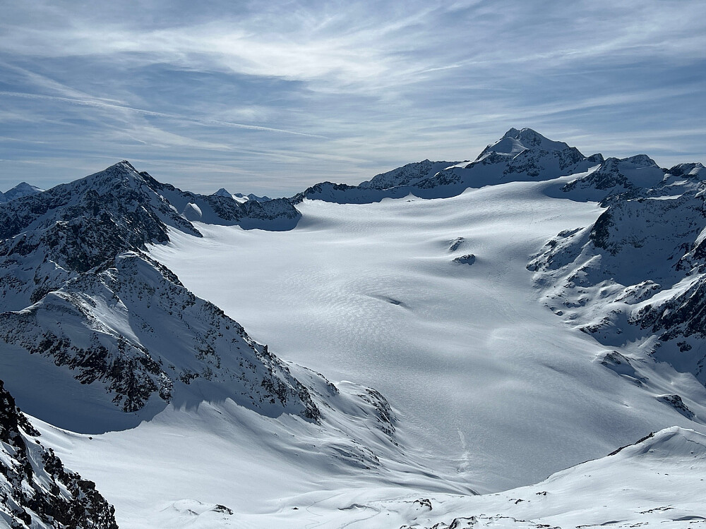 Ved toppen av Tiefenbachbahn på 3249 moh ser man over breen til områdets høyeste fjell: Wildspitze på 3768 moh.