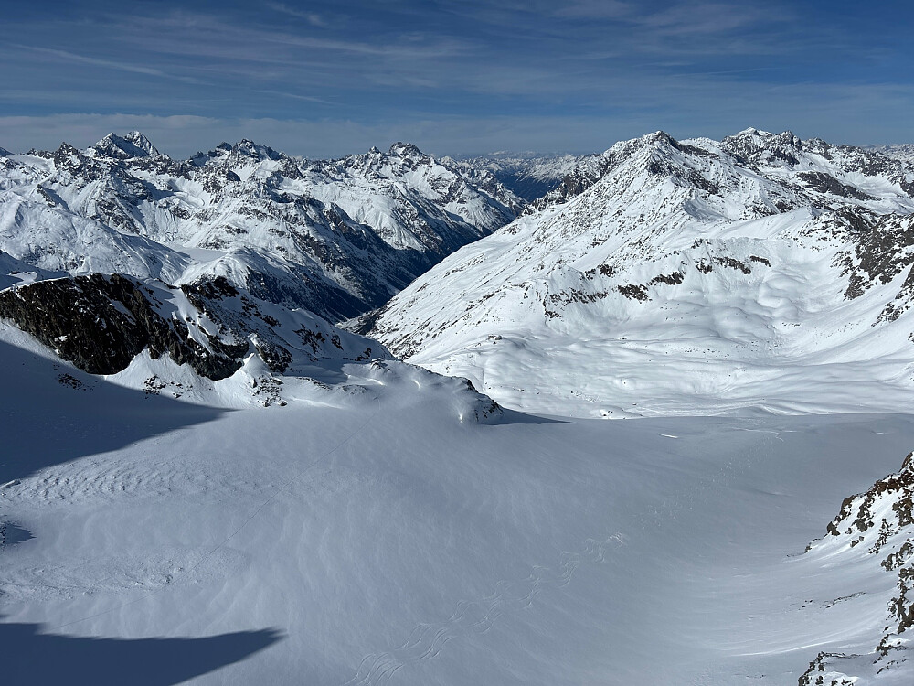 Ved toppen av Tiefenbachbahn på 3249 moh var det en utsiktsplattform utover mot Pitztal som ses nede på bildet.