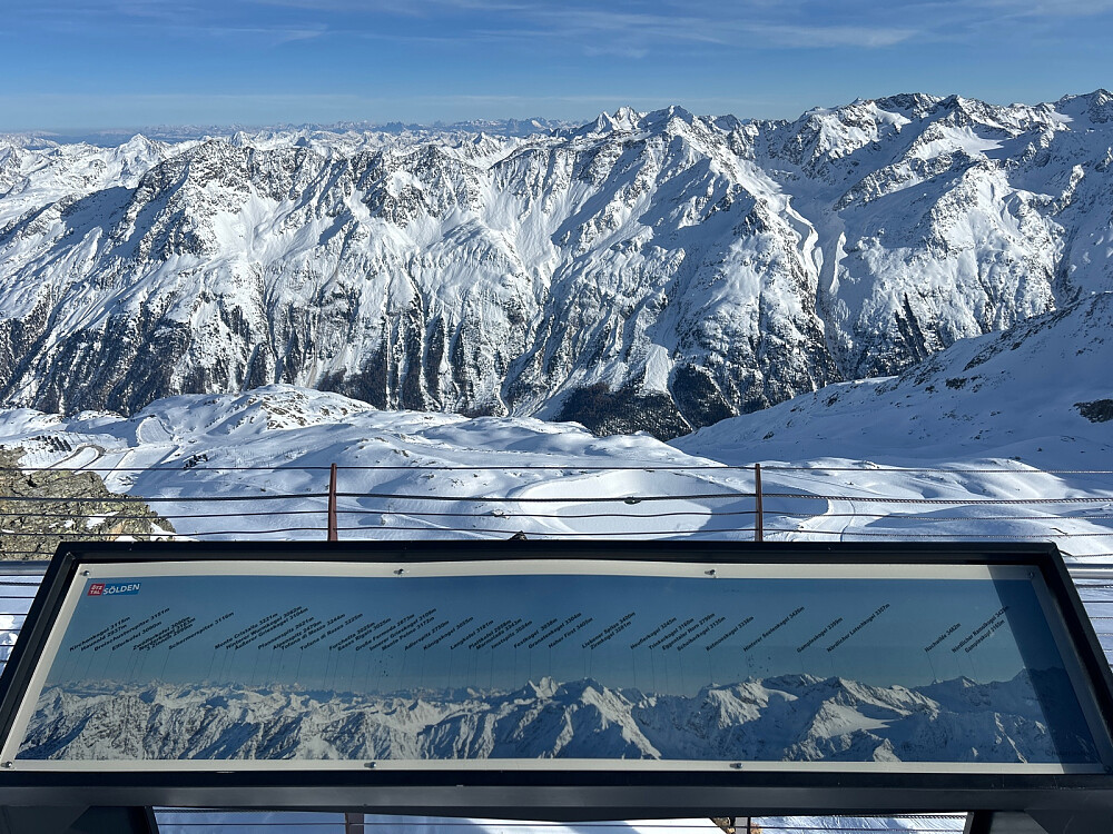 Fra utsiktsplattformen ved Schwarze Schneid rett før heisene i Sölden stenger klokken 16.