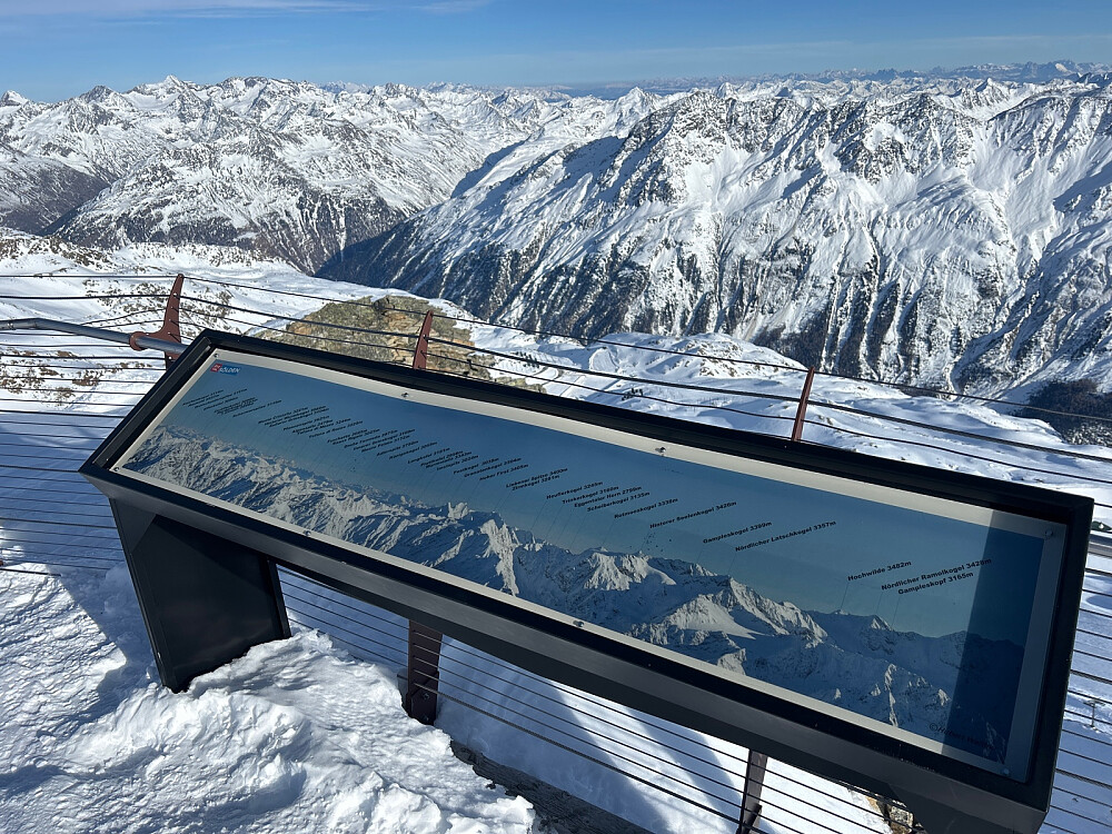 Fra utsiktsplattformen ved Schwarze Schneid rett før heisene i Sölden stenger klokken 16.