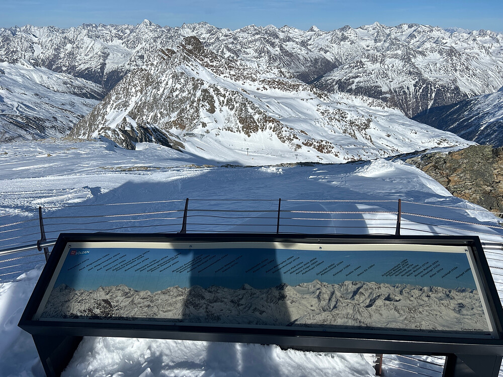 Fra utsiktsplattformen ved Schwarze Schneid rett før heisene i Sölden stenger klokken 16.