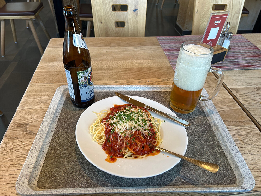 Pasta Bolognese og en weissbier sammen med Vegard. 