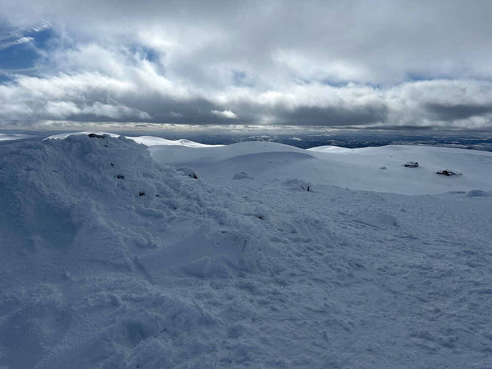 Varden på Høgevarde og utsikt ned til Høgevardehytta.