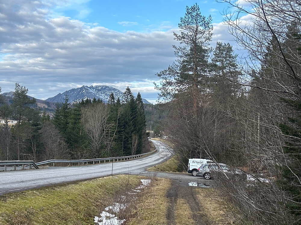 Her parkerte jeg bilen. Blåskjerdingen i bakgrunnen.
