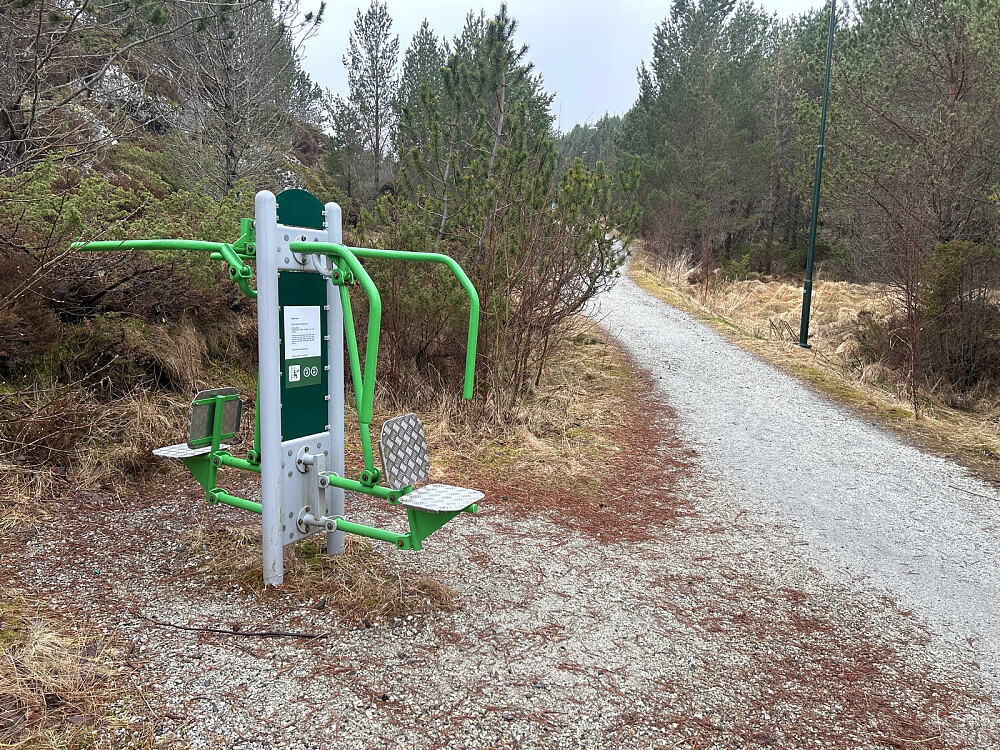 Det var flere slike treningsapparater langs grusstien.