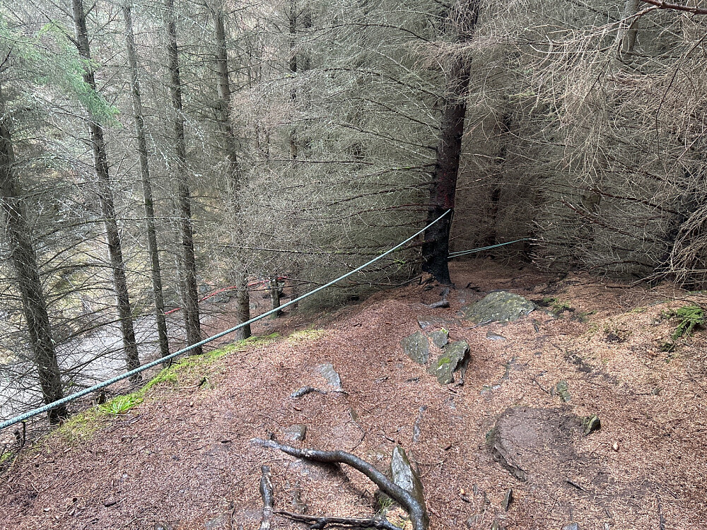Litt bratt her, så regner med at sikringen er satt opp for å unngå fall på holkeføre om vinteren.