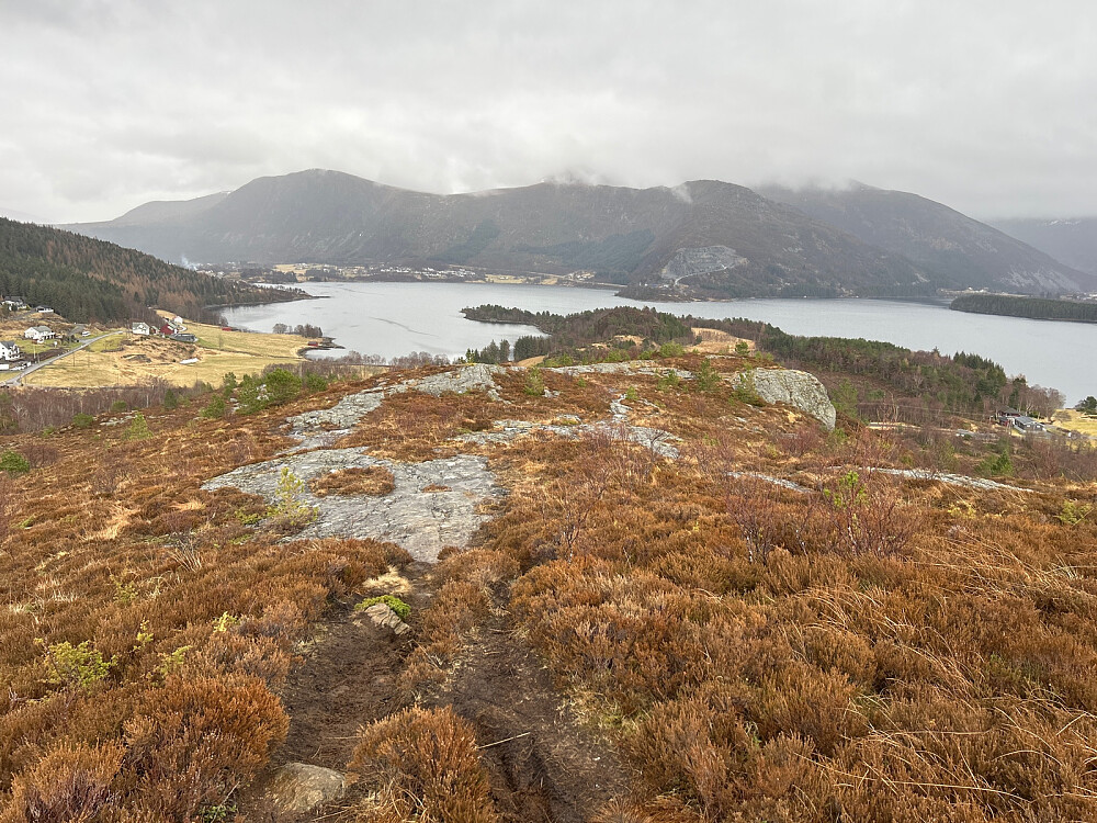 Tilbakeblikk mot stien jeg fulgte oppover. Hareidlandet i bakgrunnen.