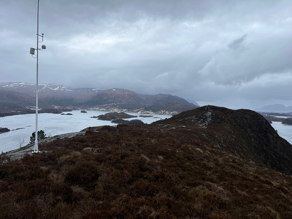 En liten mast på Røyrafjellet øst.