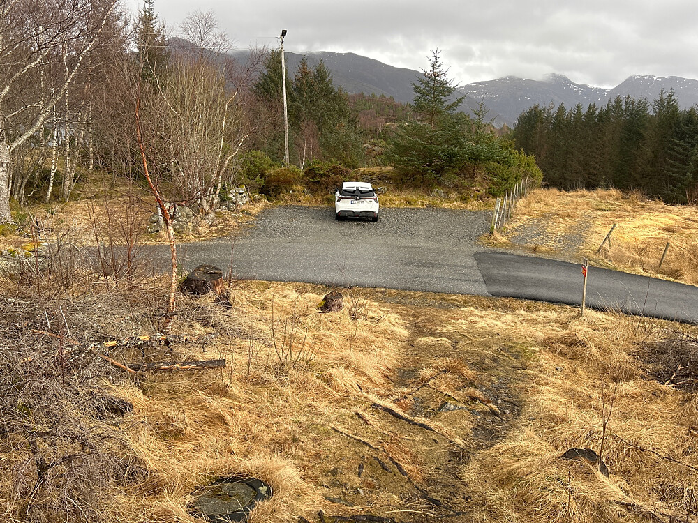 En liten parkeringsplass velegnet for tur på Røyrafjellet.