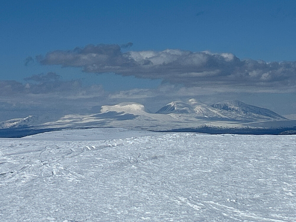 Sølenmassivet med de tre markerte toppene.