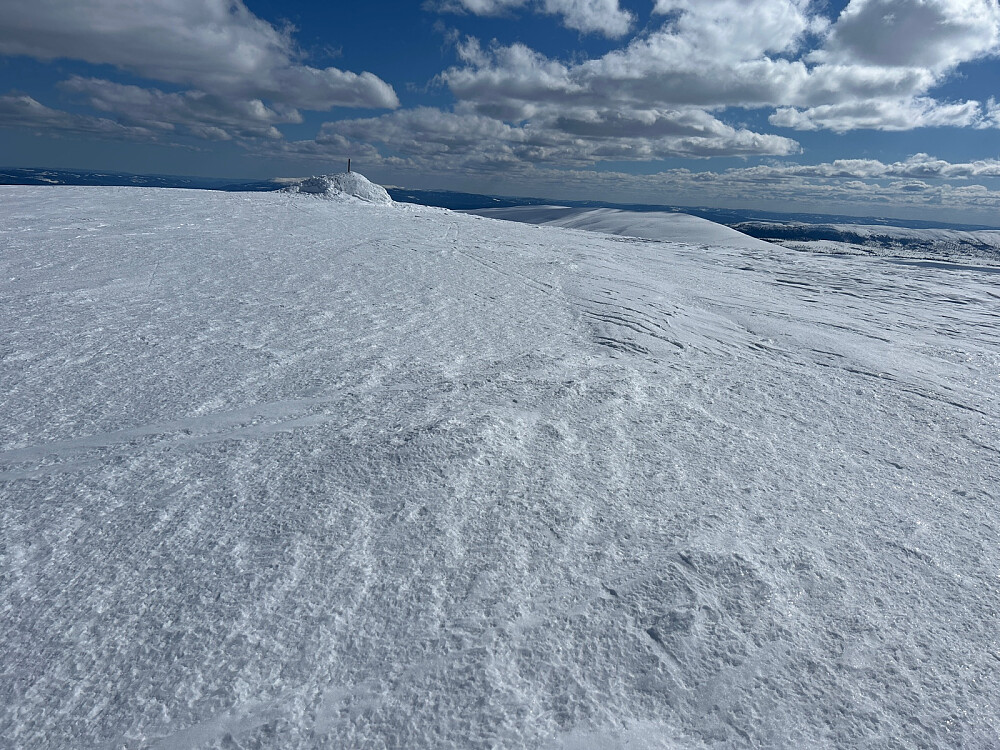 Skal tro om toppunktet på Kampflåhøgda er midt i bildet og ikke varden?