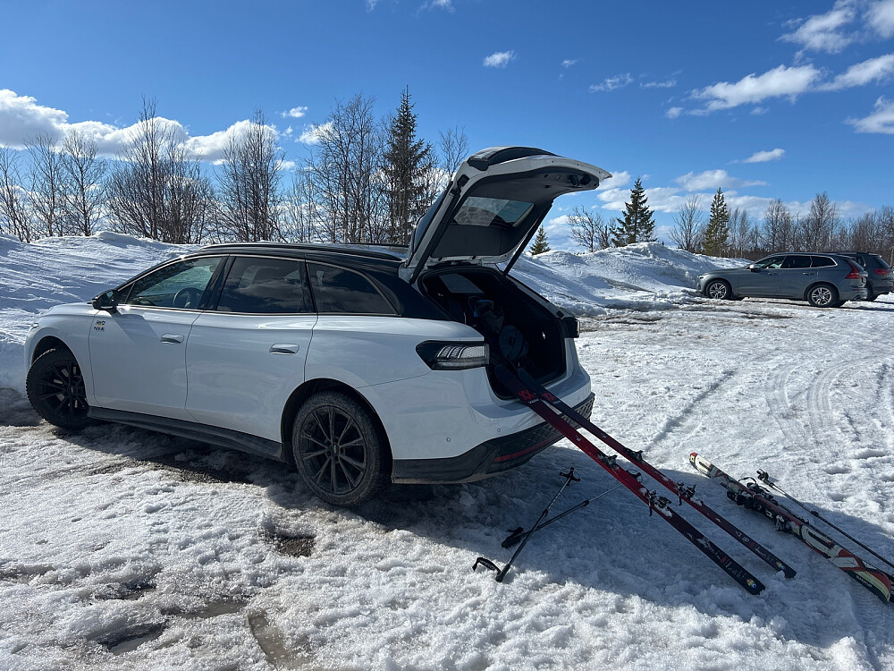 Nede ved bilen igjen. Skiene gikk greit inn i en ID7.