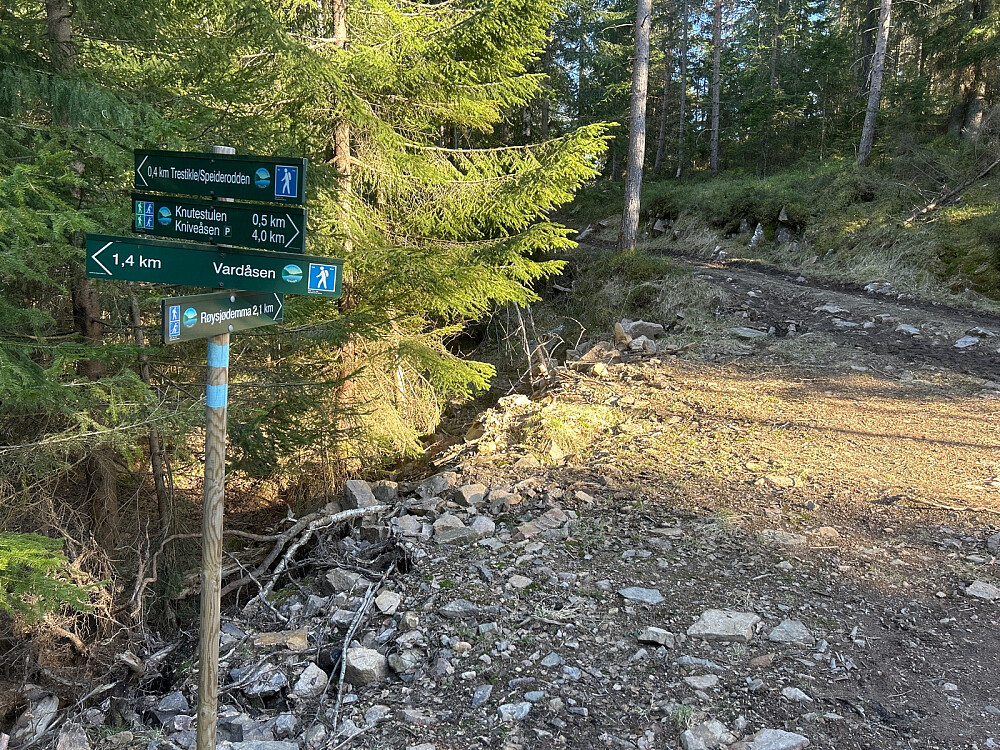 Resten av turen gikk på grusvei heldigvis, for mangelen på mat og drikke ble nå akutt.