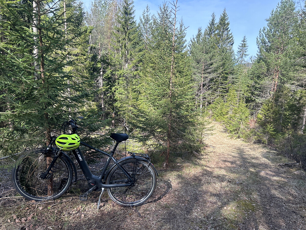 Her parkerte jeg sykkelen. Det var ganske bratt videre.