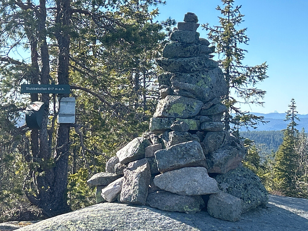 Toppvarde på Stubbekollen og antagelig er det Gaustatoppen langt i det fjerne.