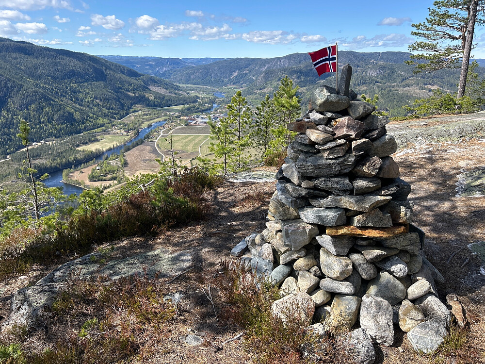 Varden på Puttekollen og utsikt oppover Begnadalen.