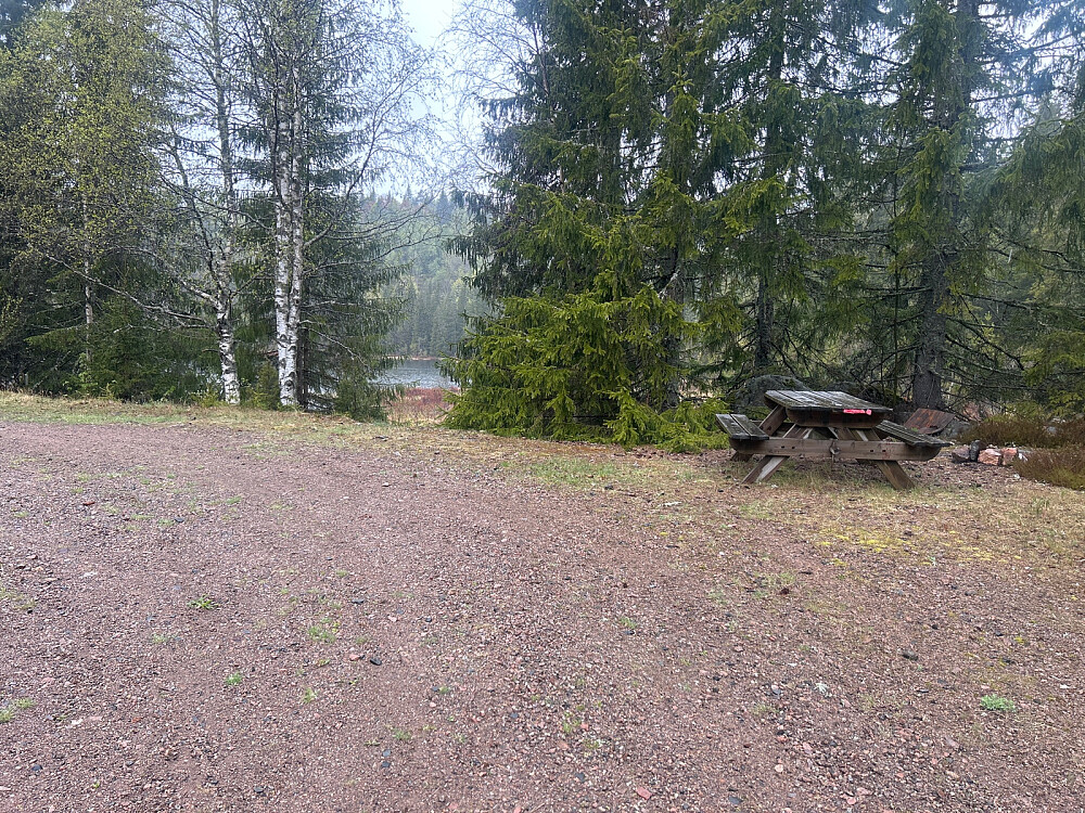 Bilen ble parkert ved dette spisebordet som ikke innbød til lunsj under de rådende værforhold.