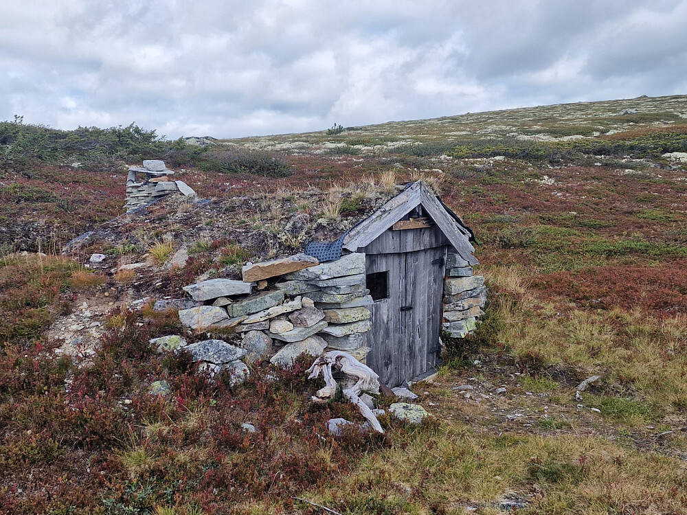 Ei krasafaren steinbu ved vannet