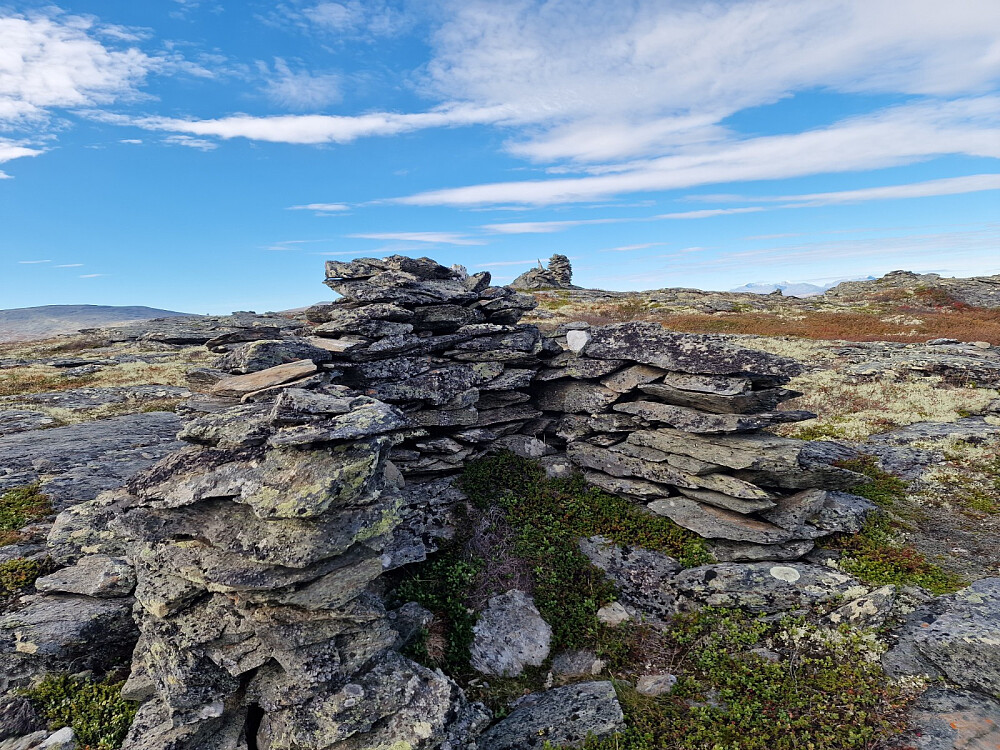 Steinborg toppen av Skjerdingfjellet bak