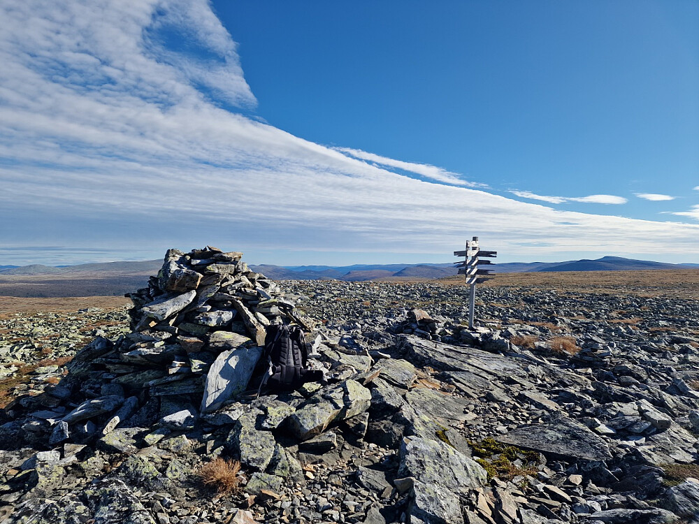 Toppen av Skarvvola. Her tok jeg en matbit og kaffe mens jeg studerte fjell i Jotunheimen og forsøkte å navnsette dem