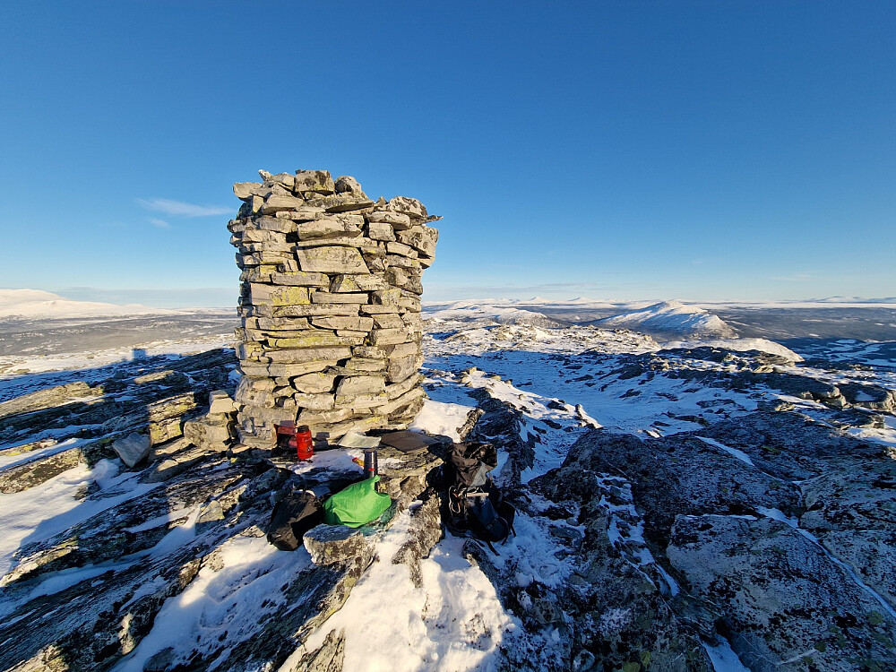 Rast på toppen i sola