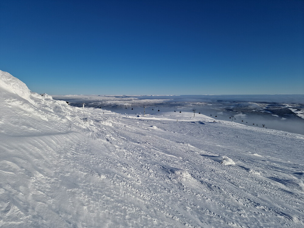 Like ved toppen kommer det opp en stolheis. Den var bra besøkt, det nærmest rant folk ned bakken ved stolheisen. 