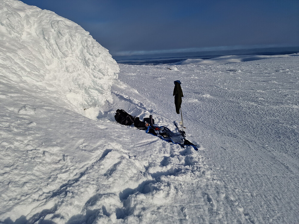 Rast i sørsiden av varde/topppunktet. Det var bare en trekk i lufta, og sola varmet.
