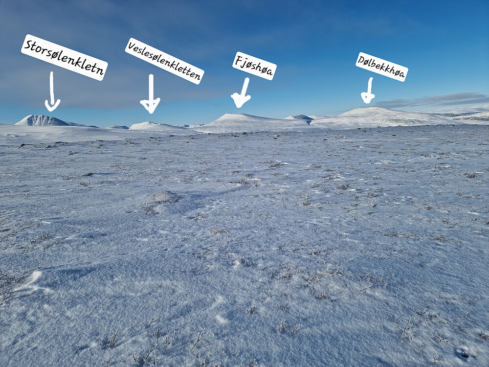 Forskjellige topper. Lite snø mange steder.