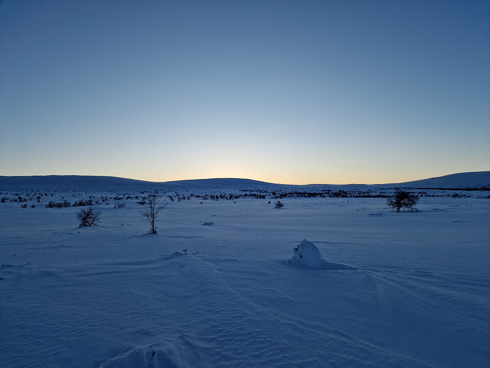 Sola gikk ned, men jeg nådde den igjen da jeg gikk opp til toppen av Skarven