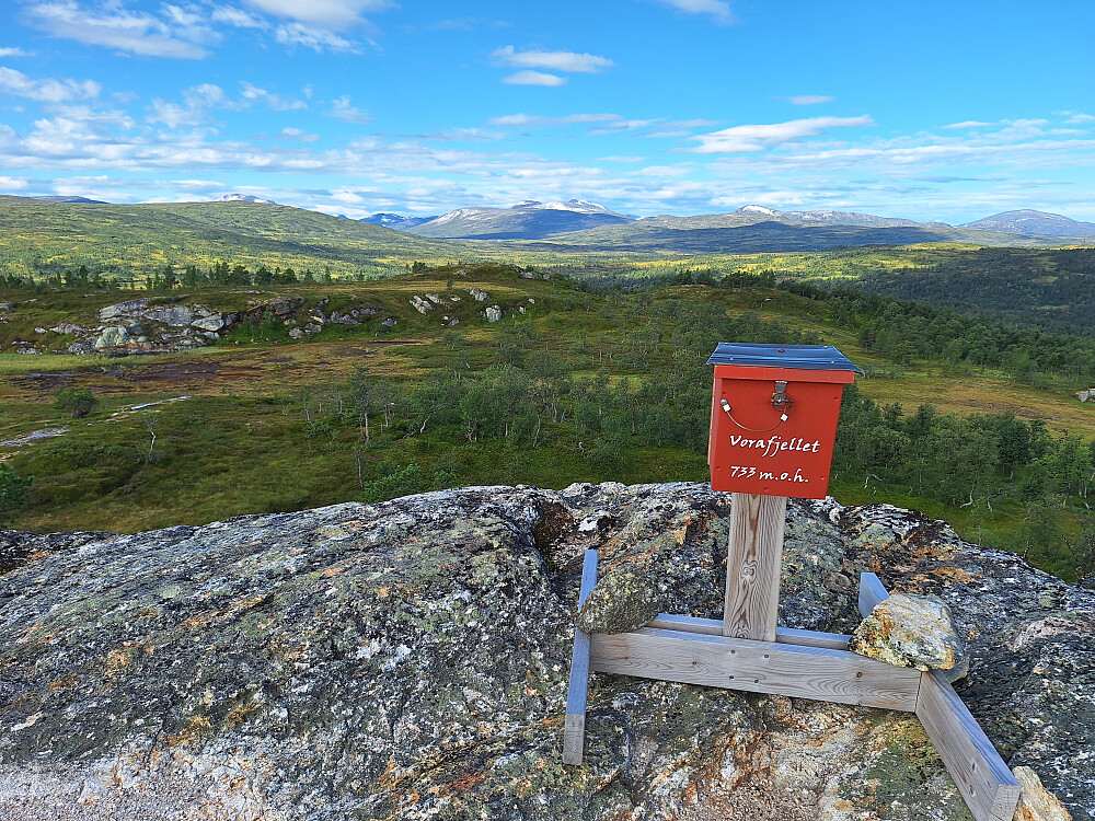 På toppen av Vorafjellet med utsikt mot Jøldalen/Svartådalen.
