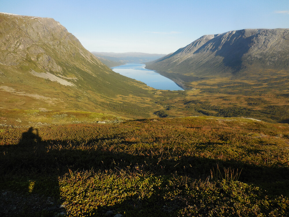 Kveldsutsikt over et blikkstille Gjevilvatn fra Holbruna.